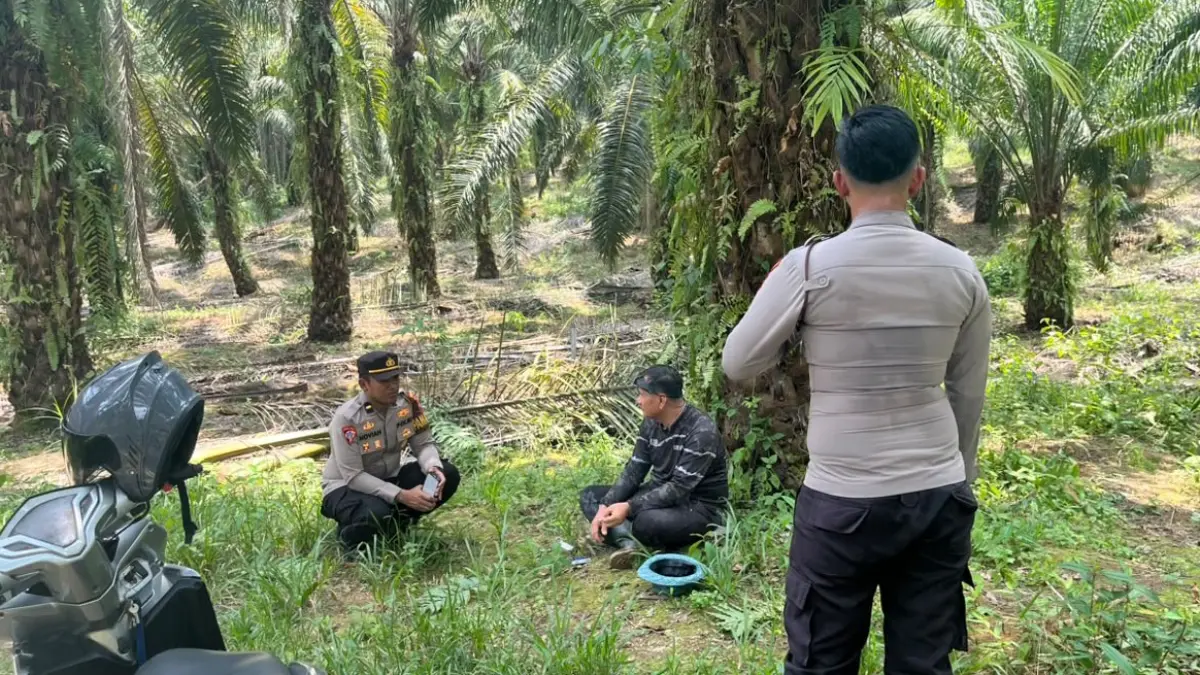 ANTISIPASI: Jajaran Polres Tana Tidung edukasi dan sosialisasi tentang karhutla kepada pemilik kebun sawit di Sesayap Selor, Senin (24/8).FOTO: SOPIAN/RADAR TARAKAN