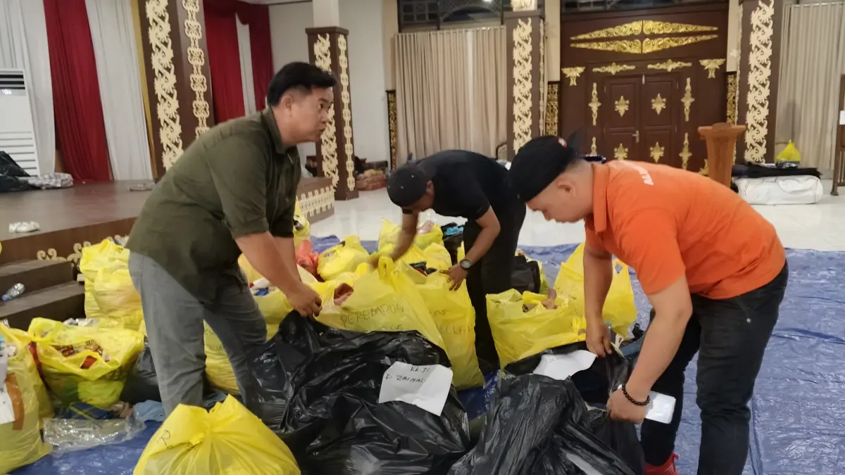 BANTUAN: DSP3APMD Tana Tidung menerima bantuan berupa pakaian layak pakai untuk korban kebakaran. FOTO: SOPIAN/RADAR TARAKAN