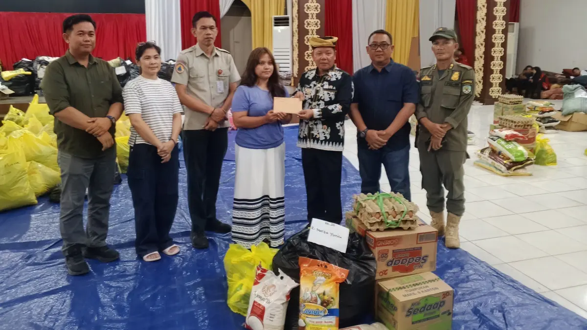 BANTUAN: Wabup Sabri menyerahkan secara simbolis bantuan masyarakat untuk korban kebakaran, di Pendopo Djaparuddin,. Senin malam (24/8). FOTO: SOPIAN/RADAR KALTARA