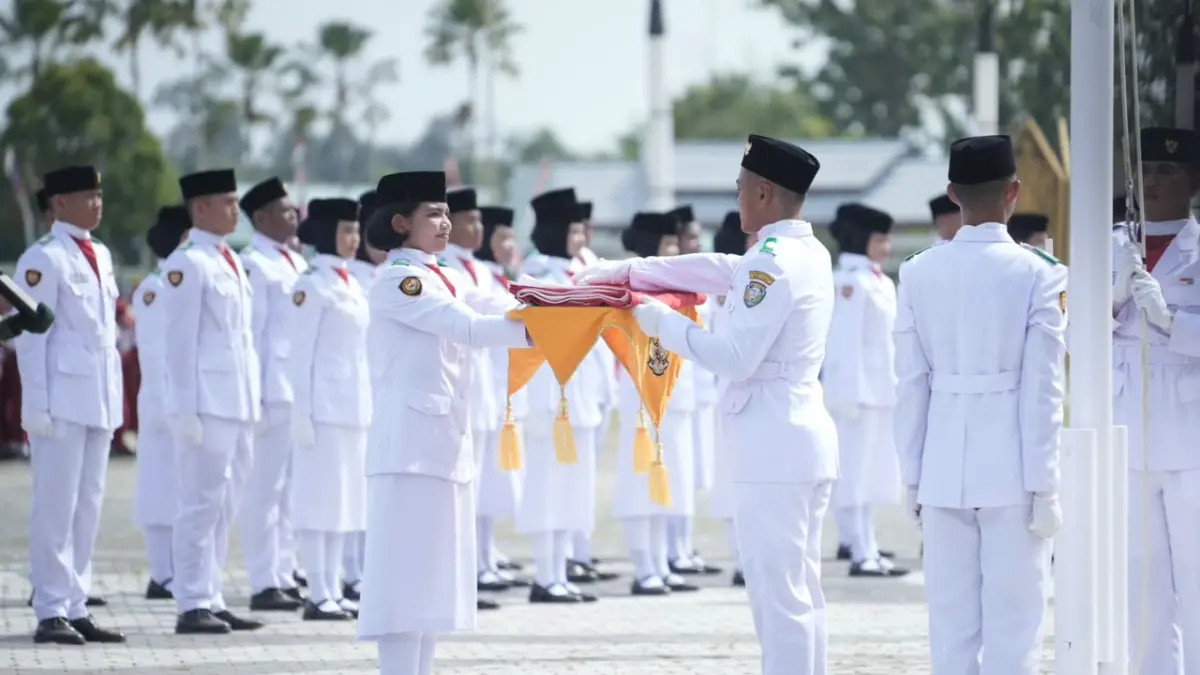 HUT RI: Novi Claudya saat membawa Baki dalam HUT Ke-81 RI di Padan Liu Burung, Kabupaten Malinau, Senin (17/8). FOTO: DIPA/RADAR TARAKAN

