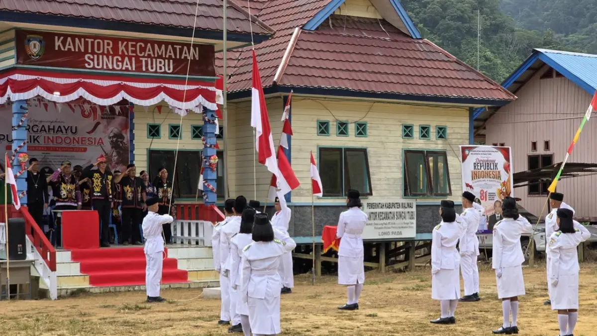 HUT RI: Suasana sederhana Upacara Peringatan HUT RI Ke-81 di Pedalaman Sungai Tubu, Desa Long Pada, Malinau, Senin (17/8) lalu. FOTO: DIPA/RADAR TARAKAN