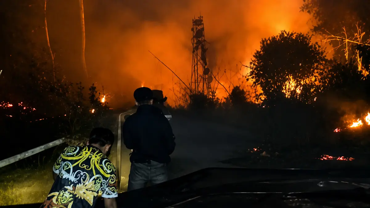 KARHUTLA: Petugas berjibaku memadamkam api yang membakar lahan di Sesayap Hilir, Senin malam (24/8). FOTO: IST