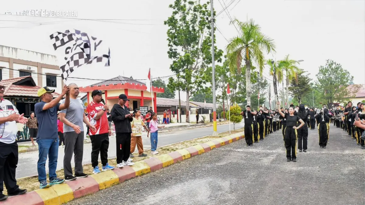 MELEPAS: Bupati Bulungan Syarwani melepas kegiatan jalan santai.
(Taslee/Radar Tarakan)