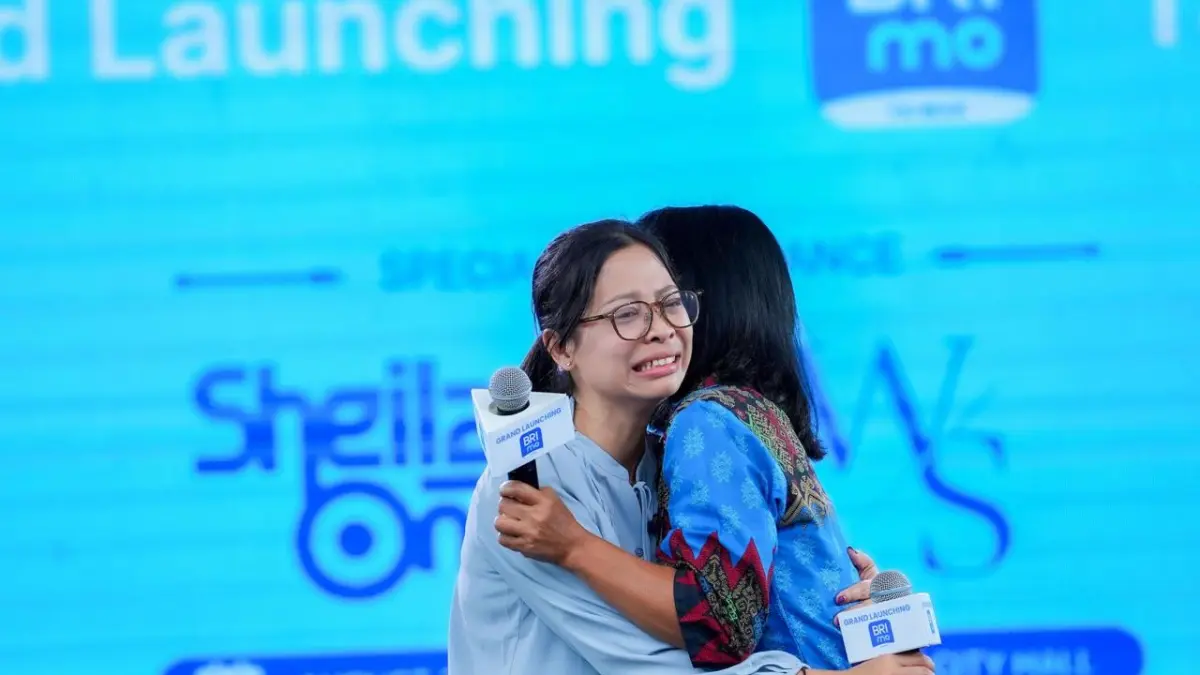 Momen haru mewarnai Grand Launching BRImo Taiwan saat dua peserta saling berpelukan di atas panggung.