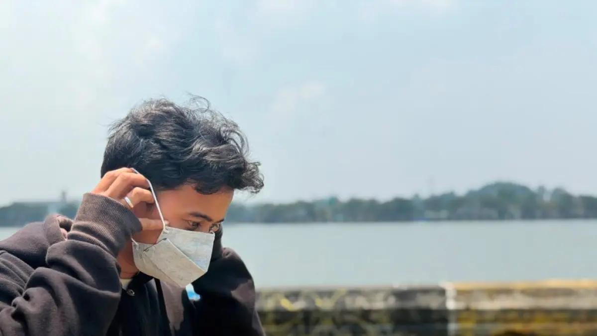 PAKAI MASKER : Warga diimbau menggunakan masker.