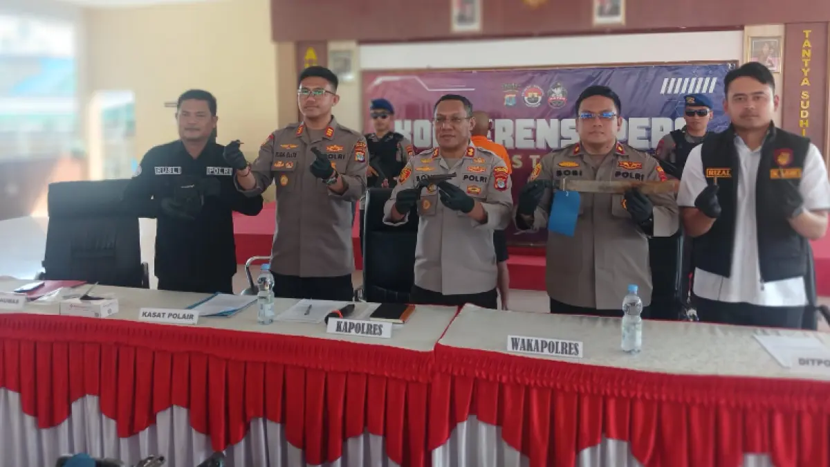 PERAMPOKAN: Kapolres Tarakan AKBP Bonifasius Rumbewas, S.I.K. saat merilis pengungkapan kasus pencurian dengan kekerasan di Mapolres Tarakan. AGUS DIAN ZAKARIA/RADAR TARAKAN