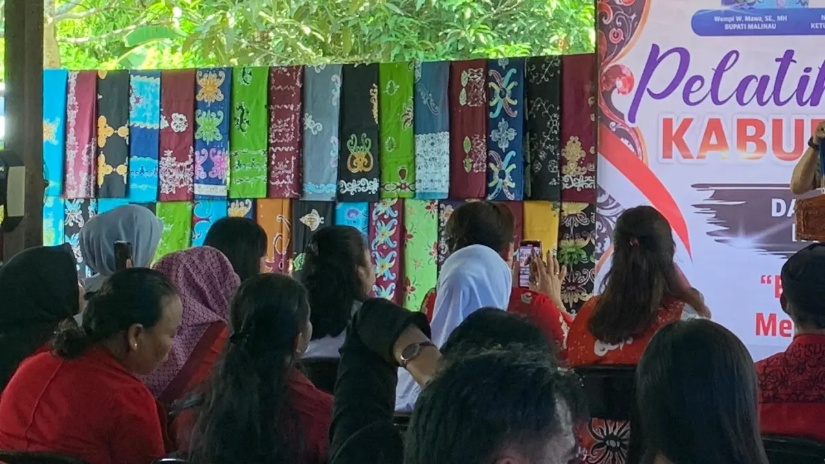 BATIK: Para pengrajin batik yang telah usai mengikuti pelatihan, terlihat juga hasil karya mereka yang ditampilkan diacara penutupan. FOTO: DIPA/RADAR TARAKAN