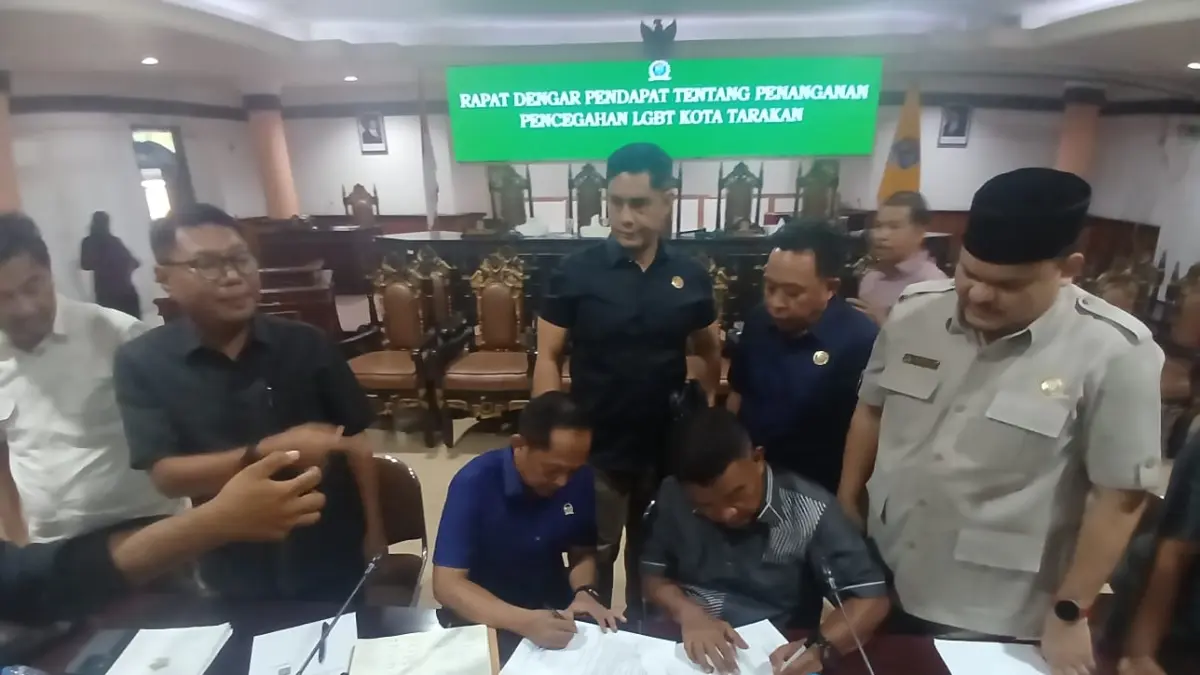 CEGAH LGBT: Ketua DPRD Tarakan Muhammad Yunus bersama anggota DPRD lainnga menandatangi poin tuntutan masyarakat. AGUS DIAN ZAKARIA/RADAR TARAKAN