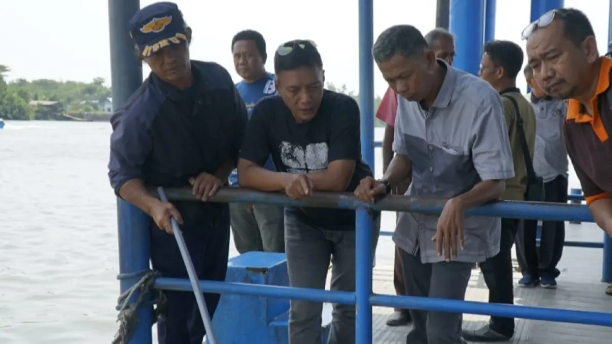 CEK KEDALAMAN : Sekda Bulungan, H Risdianto meninjau langsung kondisi sedimentasi di area kedatangan Pelabuhan Kayan II, Tanjung Selor.