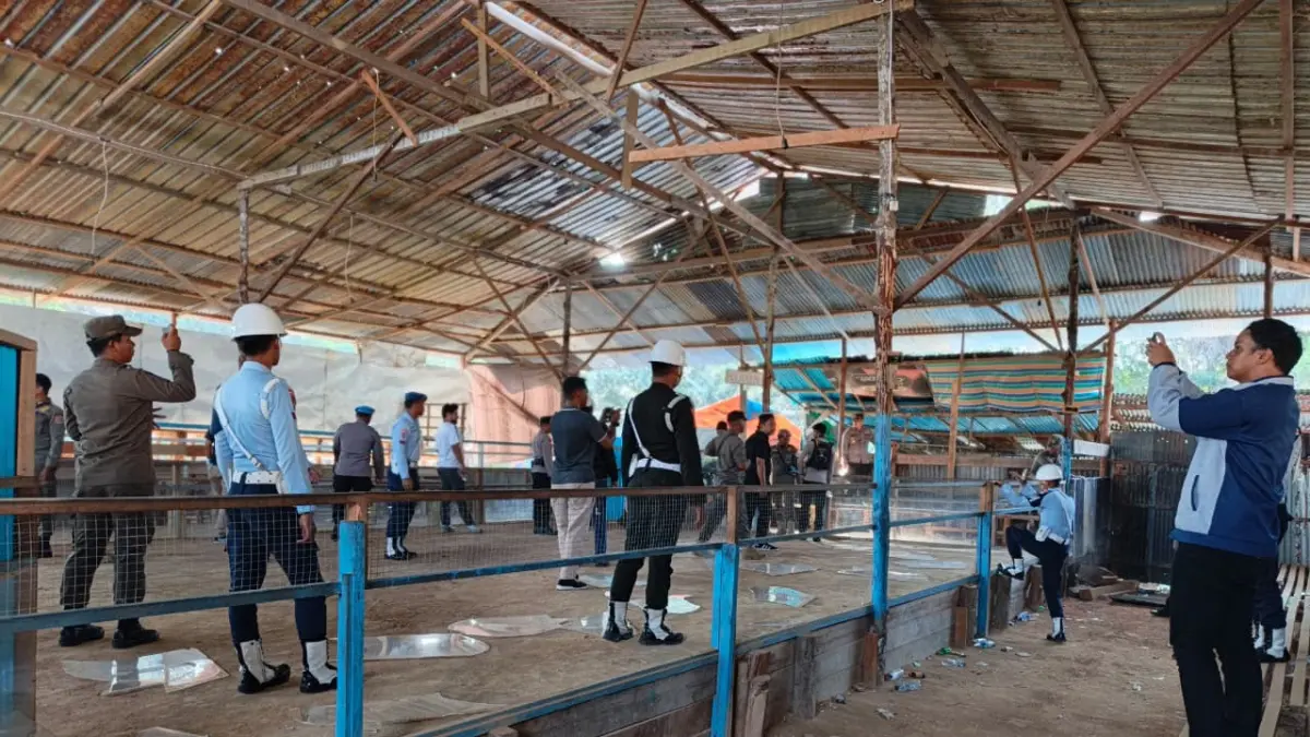DIBUBARKAN : Tim gabungan membubarkan aksi sabung ayam di Simpang Misaya RT 17, Kelurahan Juata Laut, Kecamatan Tarakan Utara, Minggu (23/8). POLRES TARAKAN&nbsp;