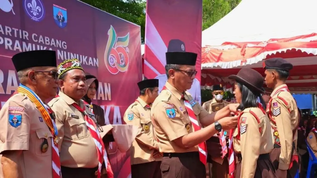 GERAKAN : Pj. Sekretaris Daerah (Sekda) Nunukan Raden Iwan Kurniawan saat menjadi Komandan Upacara Peringatan Hari Pramuka ke-65 Tahun 2026.