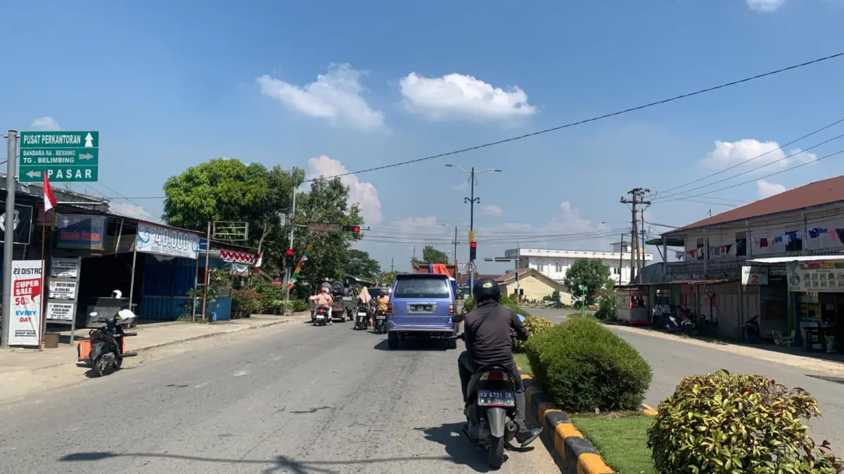 ILUSTRASI: Suasana Traffic Light di Jl. Raja Alam, Malinau Kota, cuaca panas disiang hari berdasarkan data BMKG dikisaran 32 sampai 35 derajat. FOTO: DIPA/RADAR TARAKAN