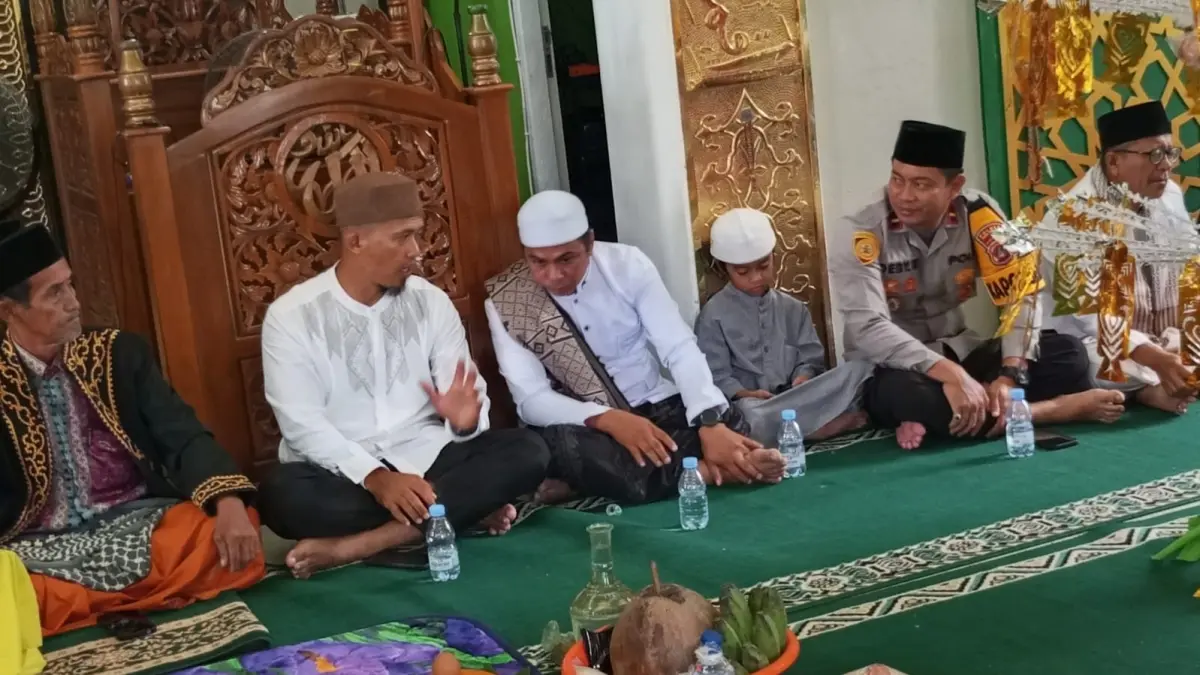 KHIDMAT : Kapolsek Tana Lia Ipda Dedy Wahyudi mengikuti peringatan Maulid Nabi Muhammad SAW 1448 Hijriah bersama masyarakat di Tana Lia.

&nbsp;