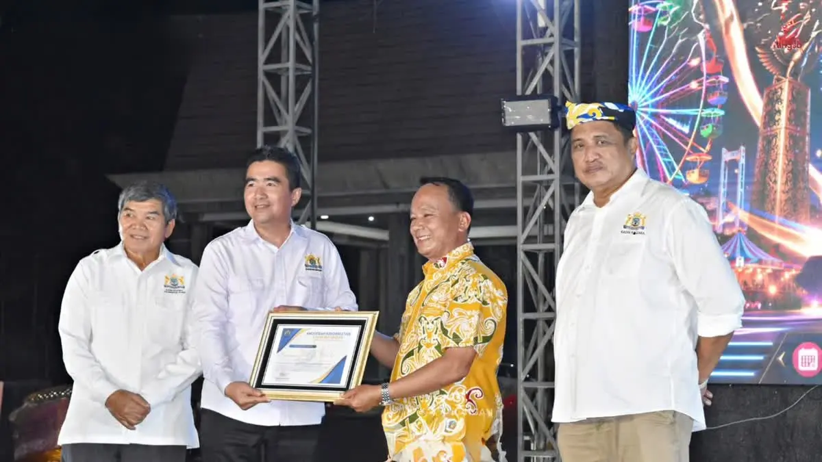MALAM PUNCAK : Wakil Bupati Bulungan, Kilat hadir di malam puncak Gebyar Kadin UMKM.
(Taslee/Radar Tarakan)