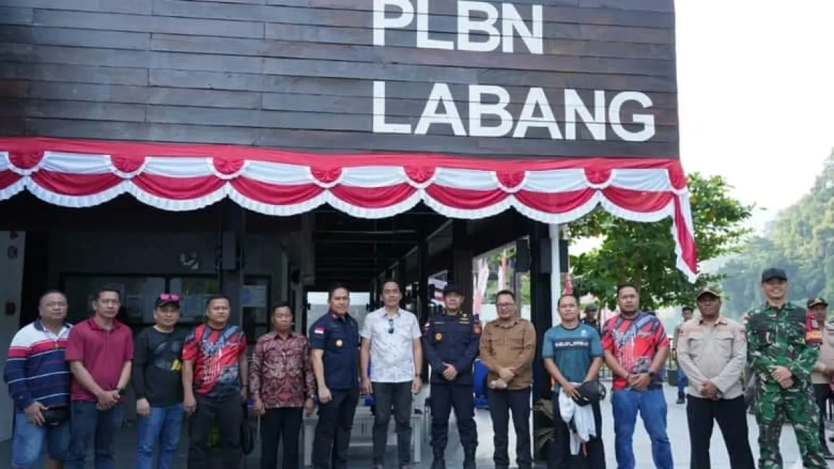 PELAYANAN : Kakanim Nunukan Kepala Kantor Bea Cukai Nunukan, Dansatgas Pamtas RI-Malaysia Yonkav 13/SL, Wadan Satgas Pamtas, unsur pemerintah Kecamatan Lumbis Pansiangan saat berada di PLBN Labang.&nbsp;