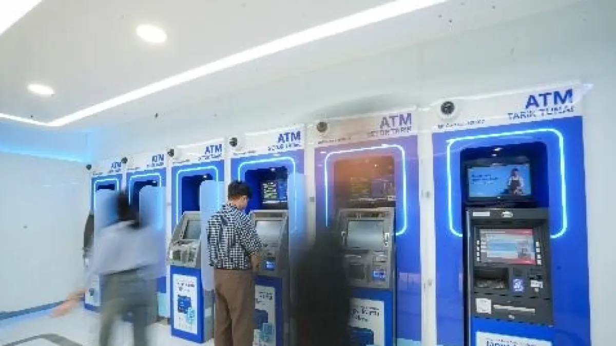 Sejumlah nasabah menggunakan layanan ATM BRI. Jaringan e-channel BRI terus diperkuat untuk memperluas akses transaksi digital bagi masyarakat di berbagai wilayah Indonesia.