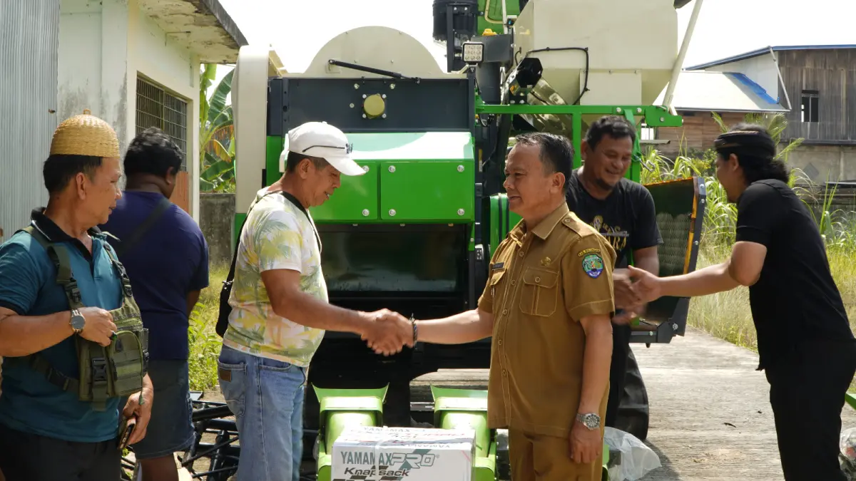 SERAHKAN ALSINTAN: Wabup Bulungan Kilat menyerahkan bantuan alsintan kepada kelompok tani di  Bulungan.
