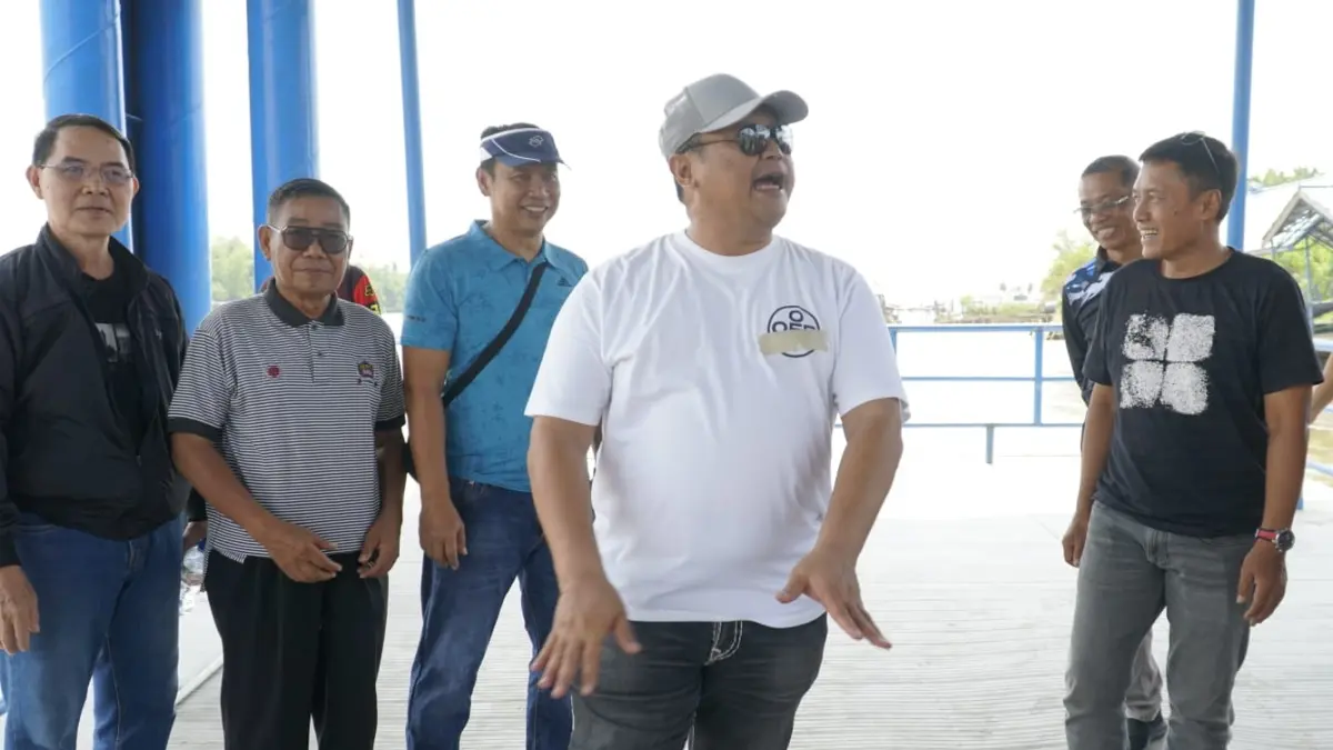 TINJAU LAPANGAN : Sekda Bulungan H. Risdianto meninjau sendimentasi di dermaga kedatangan Pelabuhan Kayan II Tanjung Selor.