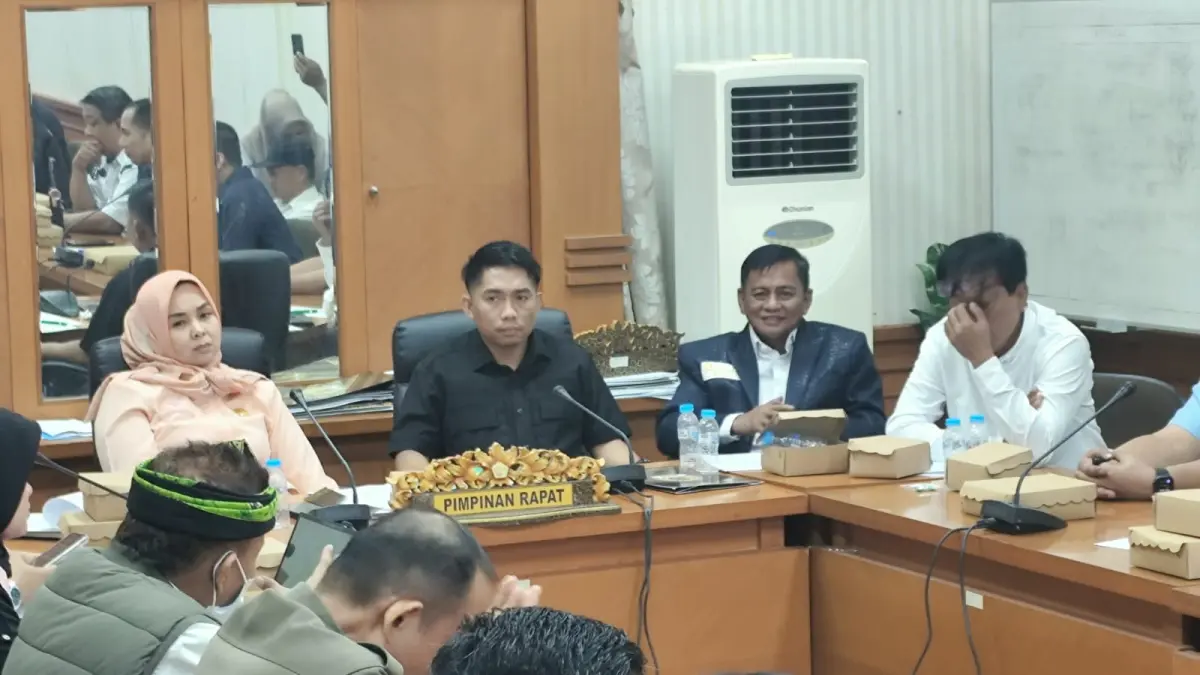 CARI SOLUSI : Ketua Komisi II DPRD Nunukan, Andi Fajrul Syam bersama Wakil Ketua II DPRD Nunukan, Hj. Andi Maryati saat RDP dengan HNS dan instansi terkait.&nbsp;