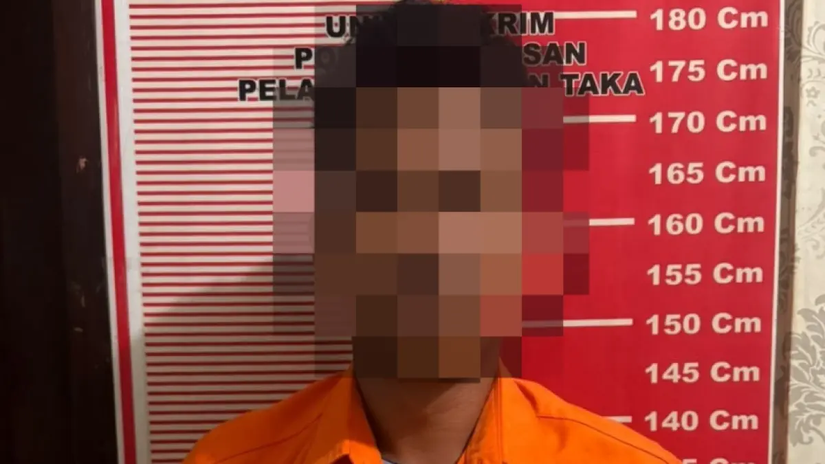 DIBEKUK : Pelaku penggelapan berinisial AS alias W saat diamankan di Mapolsek KSKP. 