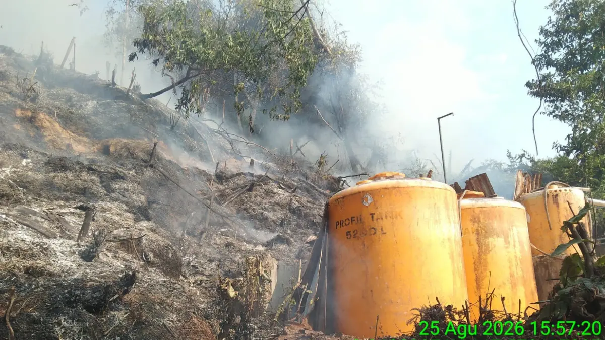 DIPADAMKAN: Petugas memadamkan api di lahan yang terbakar setelah adanya lahan yang terbakar setelah warga membakar sampah. ISTIMEWA