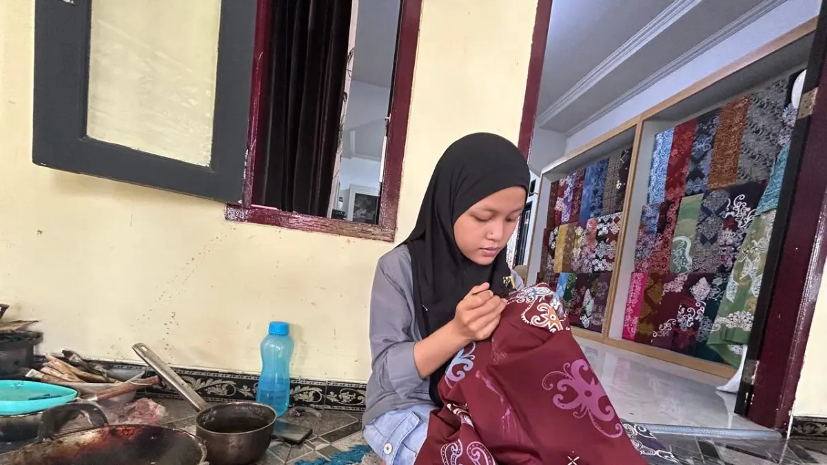 MEMBATIK : Seorang perajin muda mengerjakan proses membatik secara manual di Batik Yogus. Produksi handmade menjadi salah satu ciri Batik Yogus dalam menjaga kualitas sekaligus mengenalkan batik khas Kaltara kepada konsumen. ELIAZAR/RADAR TARAKAN&nbsp;