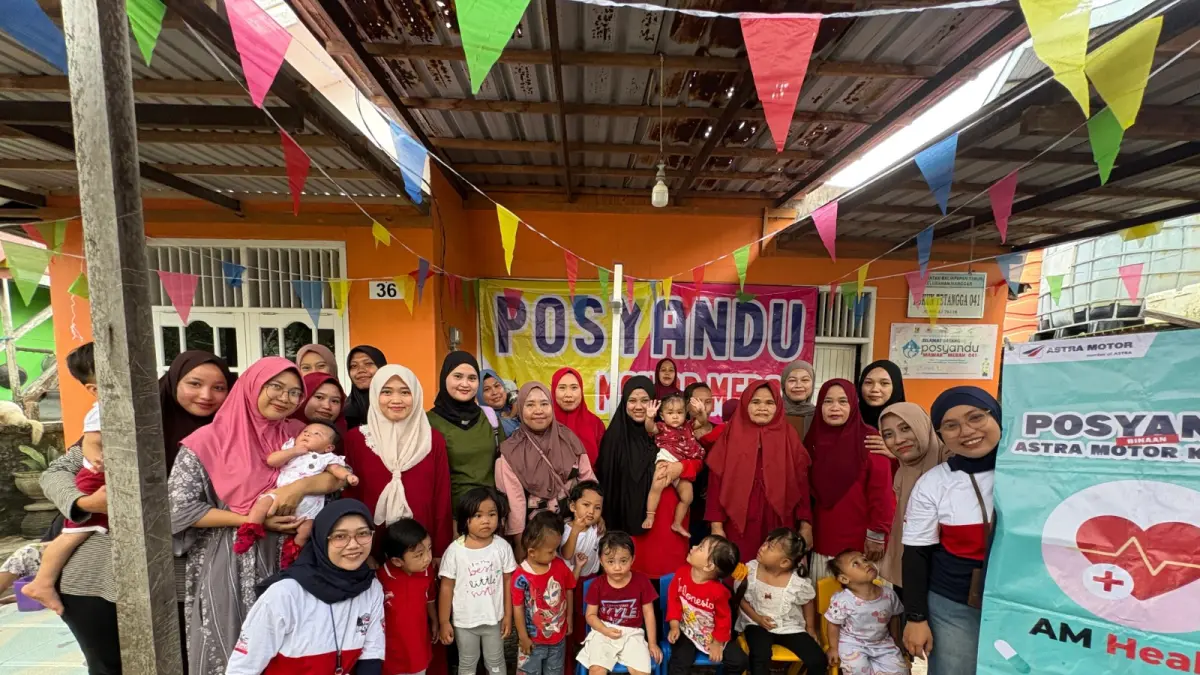 Warga bersama anak-anak berfoto dalam kegiatan Posyandu Mawar binaan Astra Motor Kaltim 1 di Balikpapan.