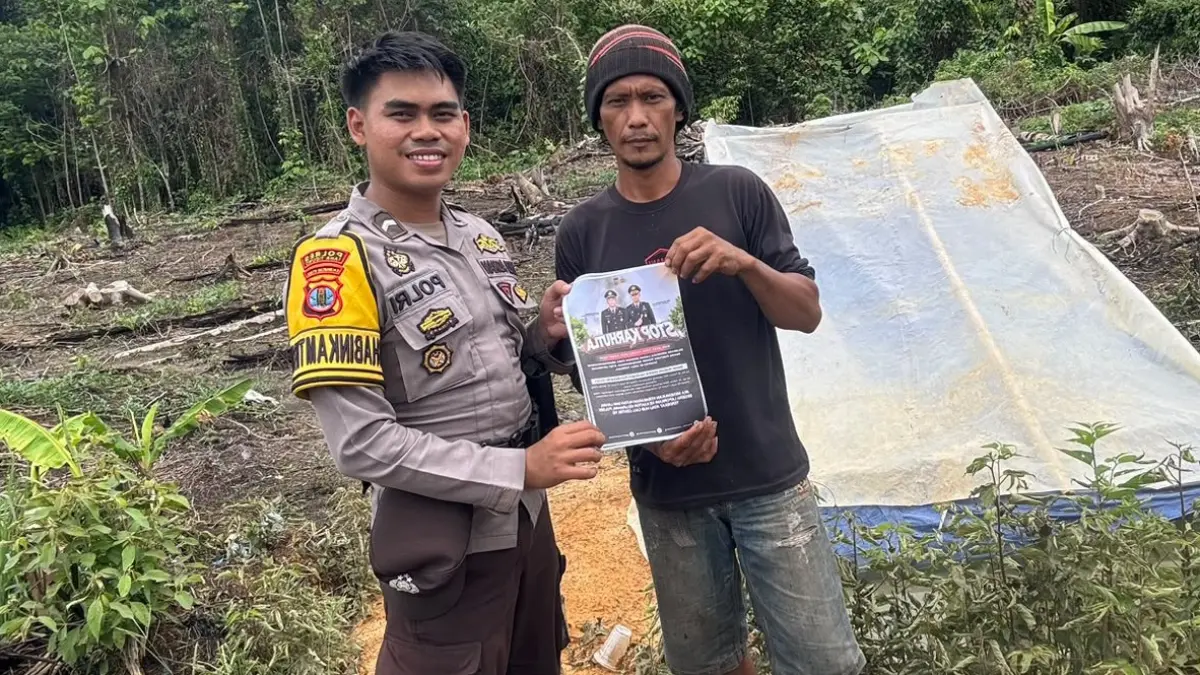 DIGENCARKAN: Bhabinkantibmas Polsek Sesayap membagikan brosur bahaya dan larangan membakar lahan kepada petani. (FOTO: IST)