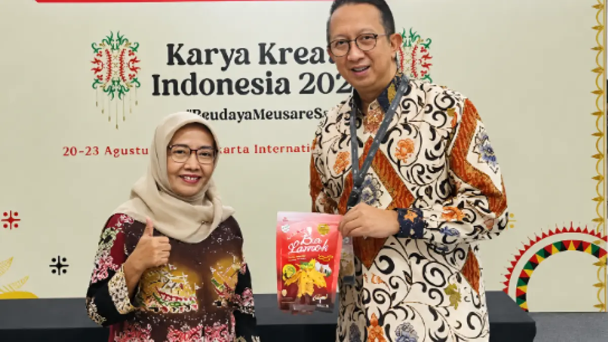PAMERAN NASIONAL: Nining Sundawati (kiri) membawa produk UMKM "Ba Lamok" mengikuti Karya Kreatif Indonesia 2026 di Jakarta.