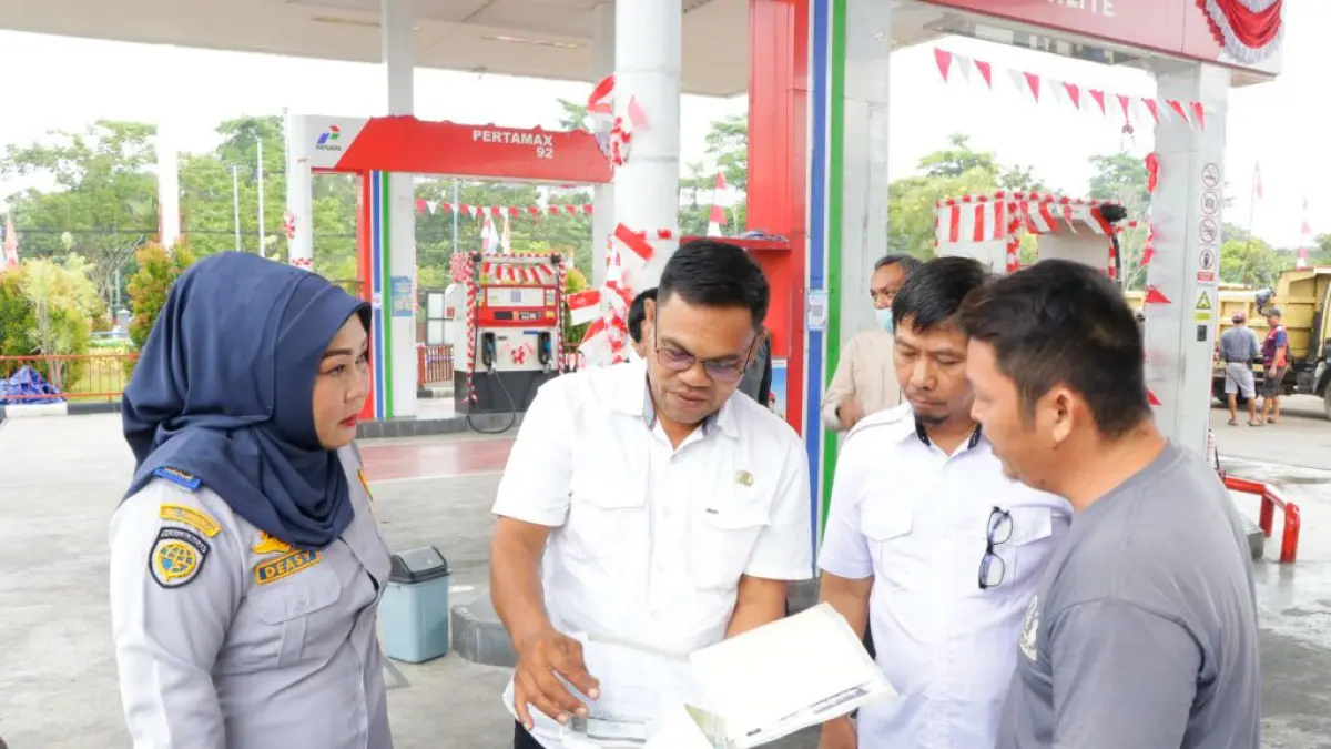 PENERTIBAN: Dishub Kaltara bersama tim gabungan melakukan penertiban kendaraan di sekitar SPBU Jalan Sengkawit.(FOTO: IST)