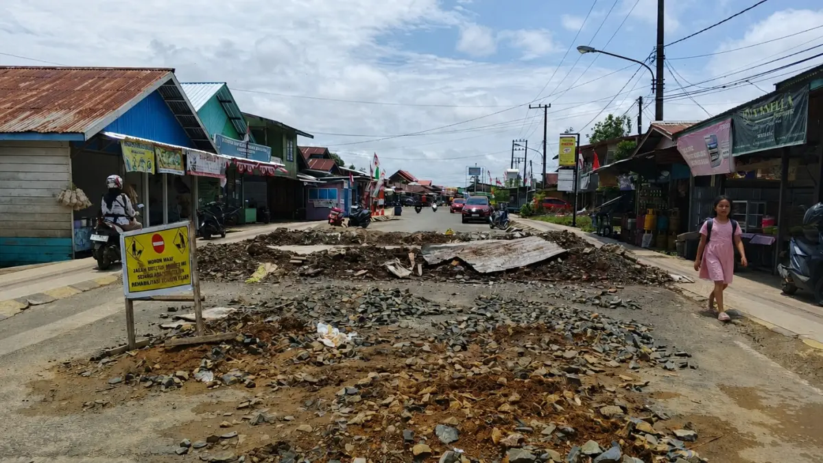 PERBAIKAN: DPUPRKP Tana Tidung membenahi plat deker dan drainase di Jalan Jenderal Sudirman Tideng Pale.&nbsp;FOTO: SOPIAN/RADAR TARAKAN
