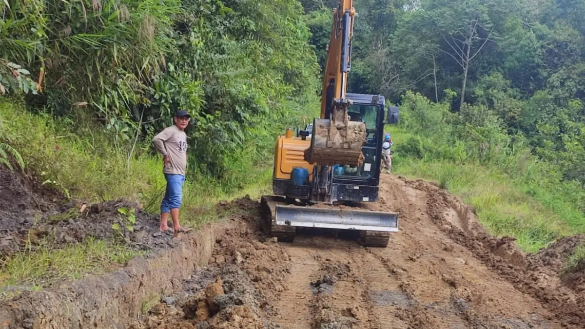 PERBAIKAN : Perbaikan ruas jalan antar kecamatan di dataran tinggi Krayan terus dilakukan, namun perbaikan mengalami hambatan karena hujan mengguyur wilayah Krayan Selatan.&nbsp;