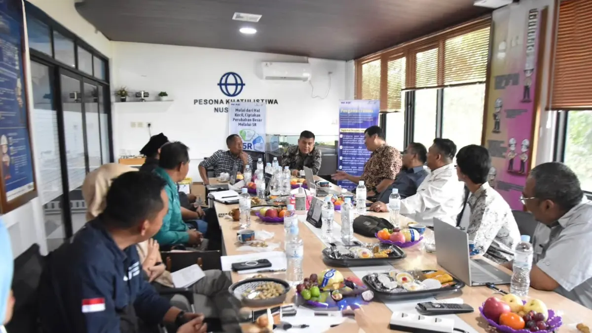 PERKUAT ; Bupati Bulungan Syarwani ketika berdiskusi dengan pihak perusahaan terkait penguatan peternakan lokal.
(Taslee/Radar Tarakan)