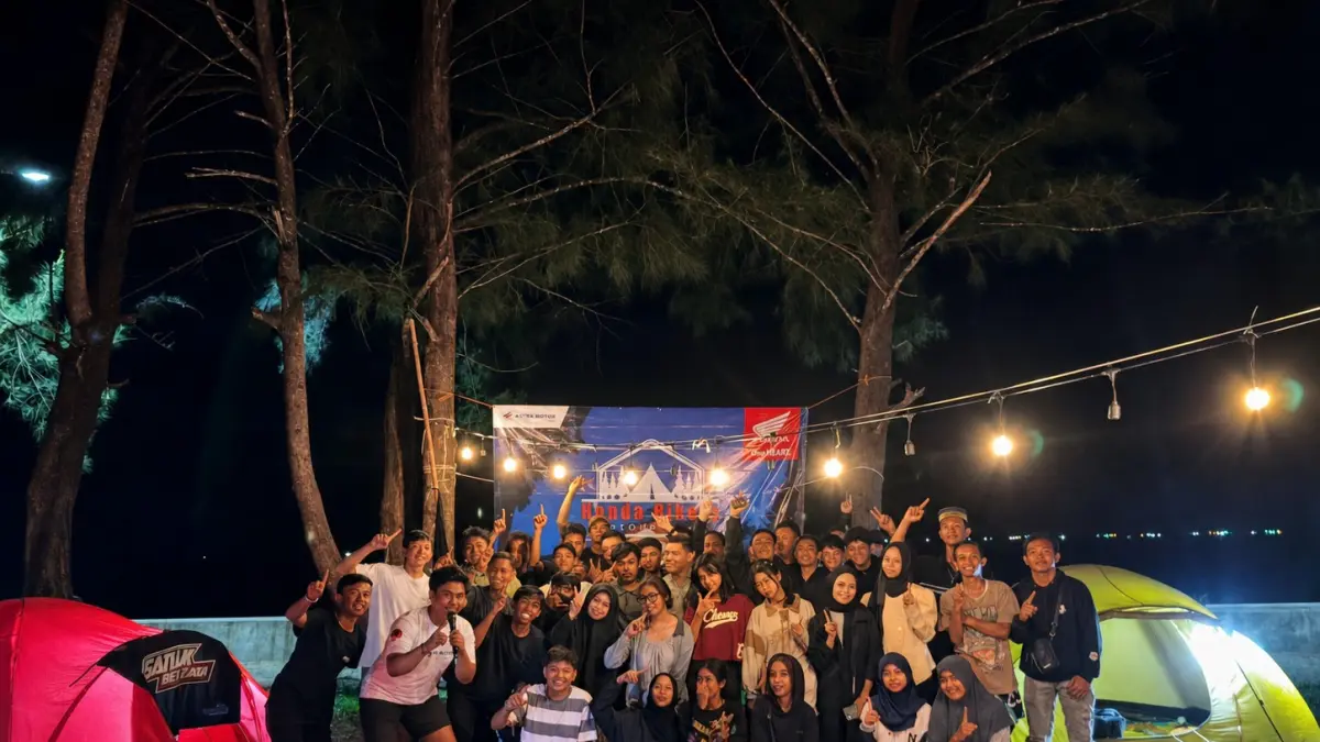 Puluhan peserta Honda Bikers Motour Camp berfoto bersama dalam suasana kebersamaan di area perkemahan, setelah menikmati rangkaian kegiatan bersama komunitas dan konsumen loyal Honda.
