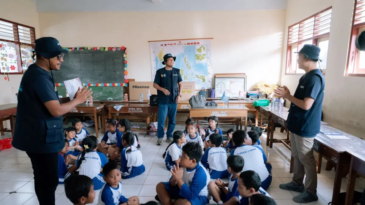 Tim Relawan Bakti BUMN memberikan edukasi dan pendampingan kepada para siswa dalam kegiatan pemberdayaan masyarakat di sekolah.