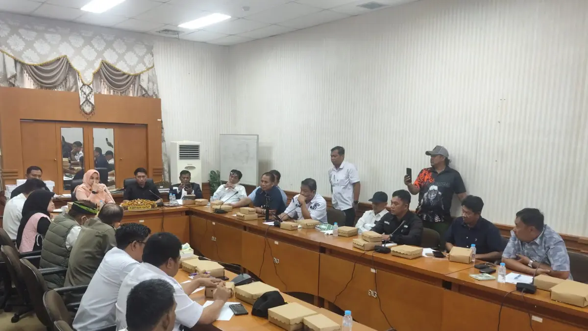 USULAN : Ketua Komisi II DPRD Nunukan, Andi Fajrul Syam bersama Wakil Ketua II DPRD Nunukan, Hj. Andi Maryati saat RDP dengan HNS dan instansi terkait. ASRULLAH/RADAR TARAKAN