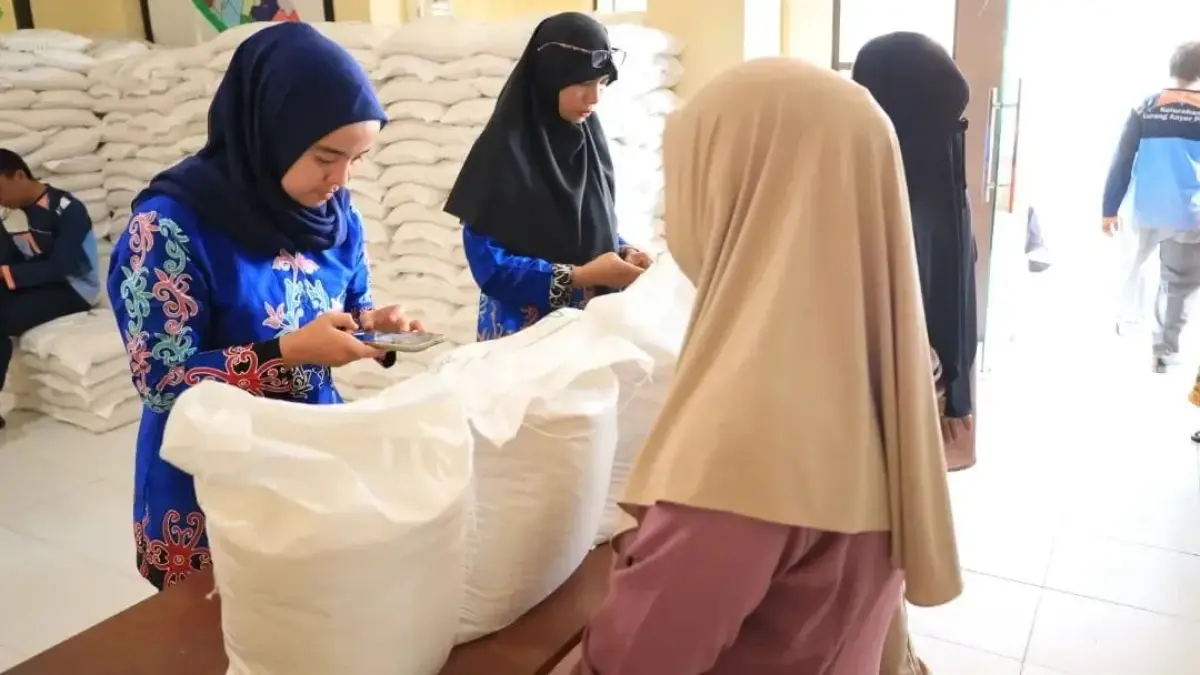 DISALURKAN: Para ibu rumah tangga menerima bantuan beras. AGUS DIAN ZAKARIA/RADAR TARAKAN