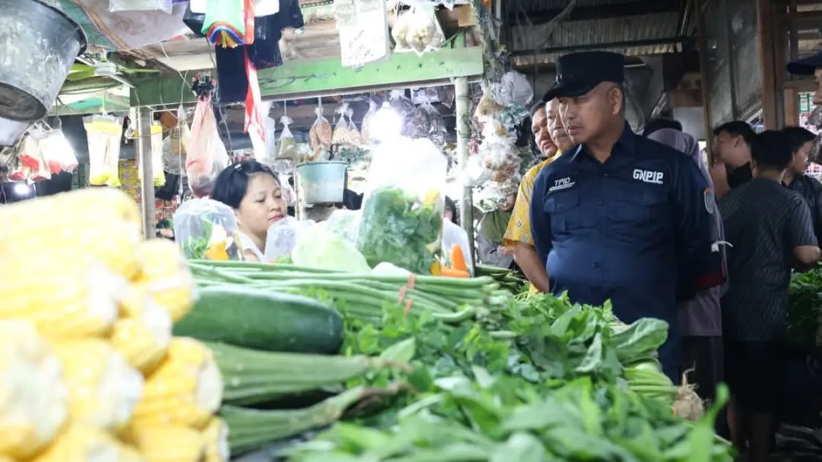 PANTAU : Wali Kota Tarakan dr. Khairul, M.Kes bersama Tim TPID saat melakukan sidak harga dan ketersediaan bahan kebutuhan pokok di Pasar Ghuser Tarakan, Jumat (28/8). AGUS DIAN ZAKARIA/RADAR TARAKAN
