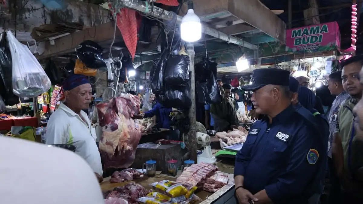 PANTAU : Wali Kota Tarakan dr. Khairul, M.Kes bersama Tim TPID saat melakukan sidak harga dan ketersediaan bahan kebutuhan pokok di Pasar Gusher Tarakan, Jumat (28/8). AGUS DIAN ZAKARIA/RADAR TARAKAN