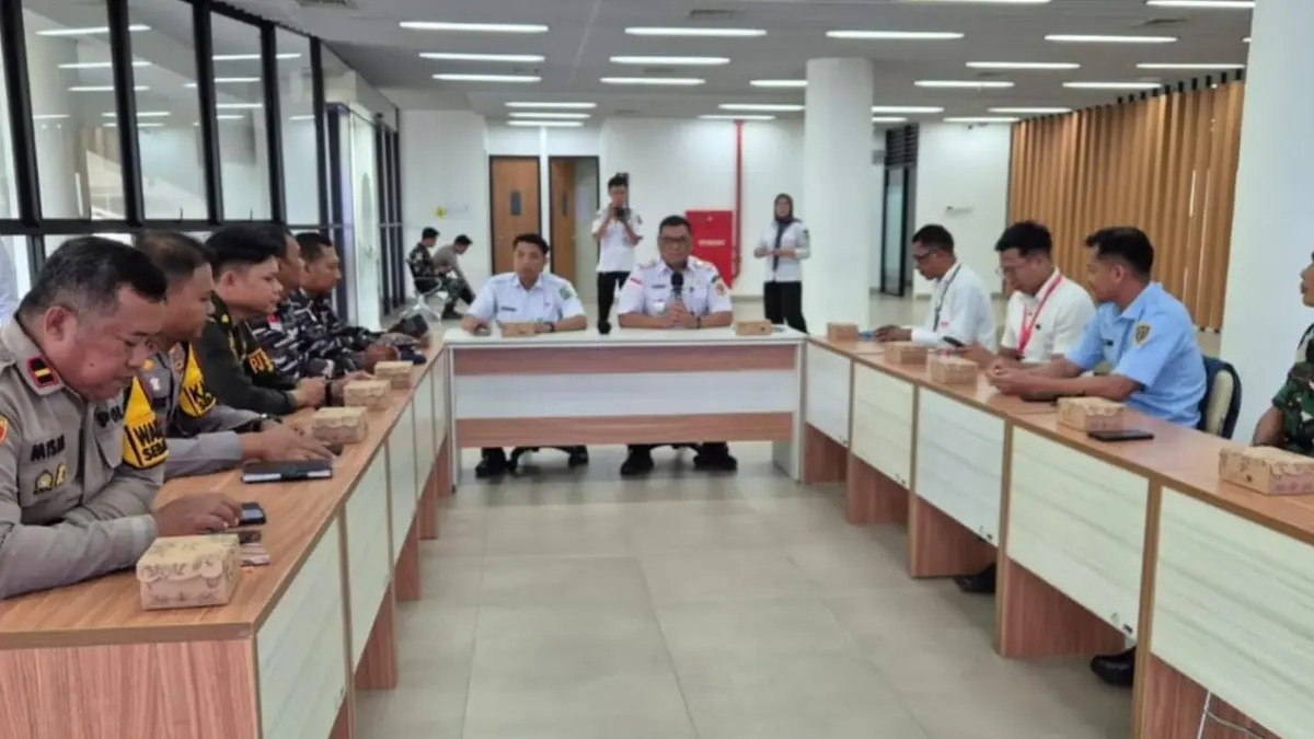PEMANTAPAN : Rapat koordinasi melibatkan TNI, Polri, Imigrasi, Karantina Kesehatan dan pihak terkait guna memperkuat pengawasan jalur tidak resmi di Sebatik.&nbsp;