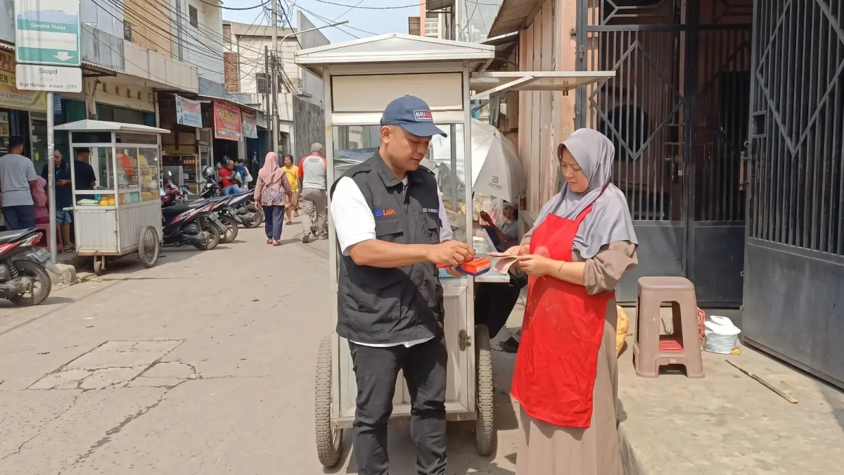 Petugas BRI melalui AgenBRILink melayani transaksi keuangan masyarakat, sebagai bagian dari upaya memperluas akses layanan perbankan hingga ke berbagai lapisan masyarakat.