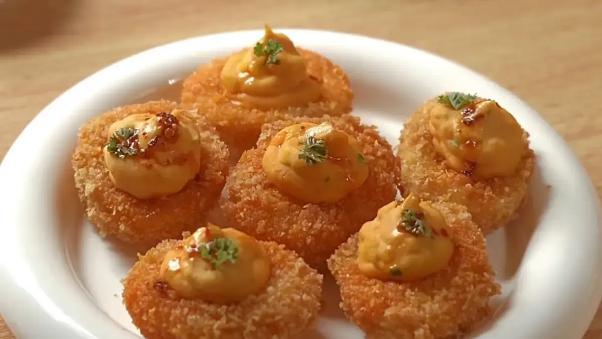 Potret fried deviled egg dengan bagian luar crispy dan isian creamy. (Sumber: instagram.com/@kasyafa.a)