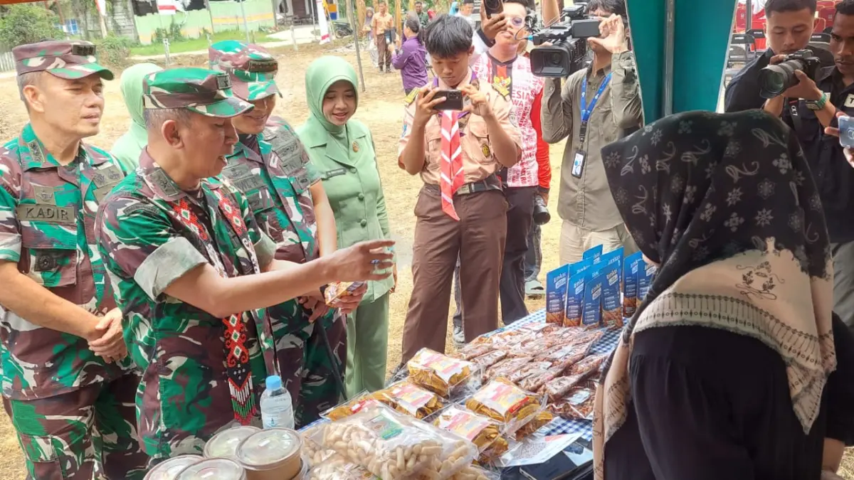PRODUK UMKM : Waaster Kasad Binter 
Brigjen TNI Boemi Ario Bimo melihat produk UMKM di Kampung Pancasila.

