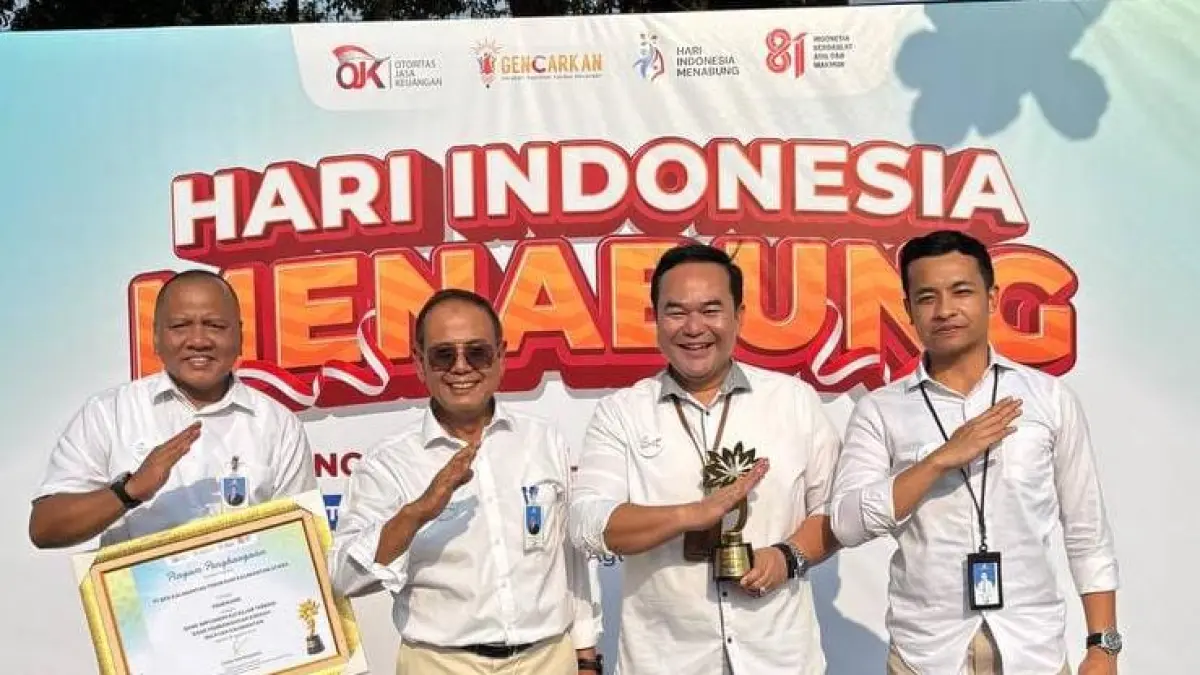(Kiri ke kanan) Pemimpin KC Jakarta Riyan, Direktur Utama Bankaltimtara Romy Wijayanto, Pemimpin Divisi Funding Customer Relations Amuniyanto, dan Staf Topan berfoto bersama usai menerima KEJAR Award 2026 dari OJK kategori BPD Terbaik untuk Implementasi KEJAR BPD Wilayah Kalimantan di Bekasi, Jawa Barat, Kamis (28/8/2026).