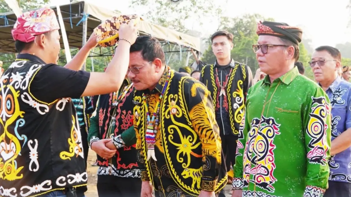 DISAMBUT: Wagub Ingkong Ala dan Wabup   Sabri menghadiri perayaan HUT Ke-86 Desa Sedulun, Jumat (28/8). FOTO: DOK DKISP