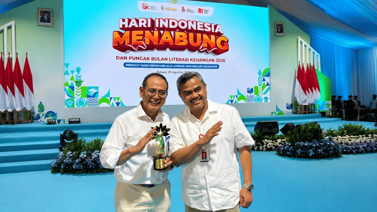 Direktur Utama Bankaltimtara Romy Wijayanto bersama Kepala OJK Kalimantan Timur dan Kalimantan Utara berfoto bersama usai menerima KEJAR Award 2026 dari OJK kategori BPD Terbaik untuk Implementasi KEJAR BPD Wilayah Kalimantan di Bekasi, Jawa Barat, Kamis (28/8/2026).
