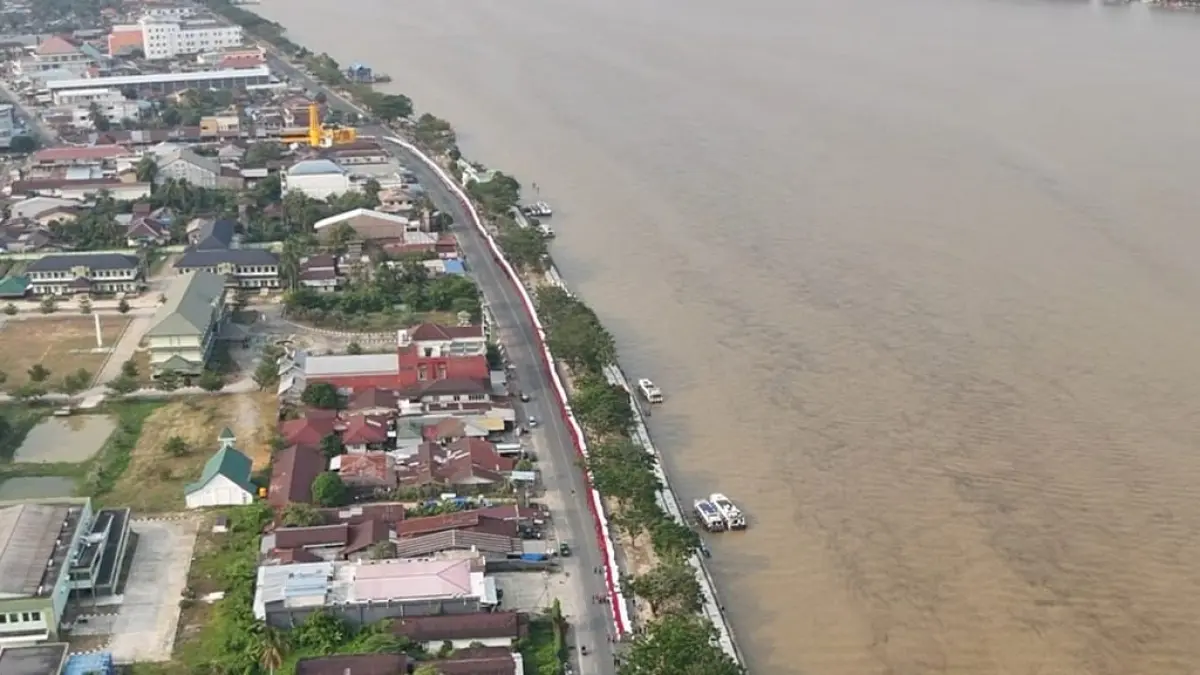 KIRAB BENDERA 2.206 METER : 
Ribuan warga bersama unsur TNI, Polri dan pemerintah daerah membentangkan bendera Merah Putih sepanjang 2.206 meter di kawasan tepian Sungai Kayan, Tanjung Selor, Sabtu (29/8).