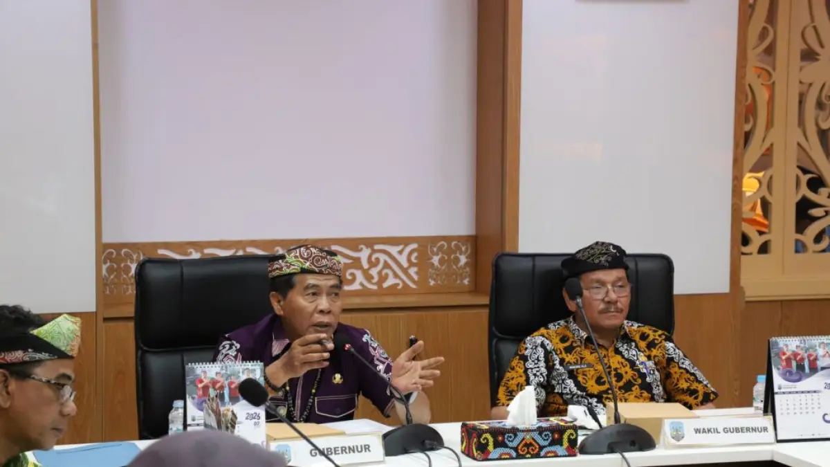 TERIMA ASPIRASI : Gubenur Kaltara H. Zainal A. Paliwang ketika menerima aspirasi masyarakat desa.