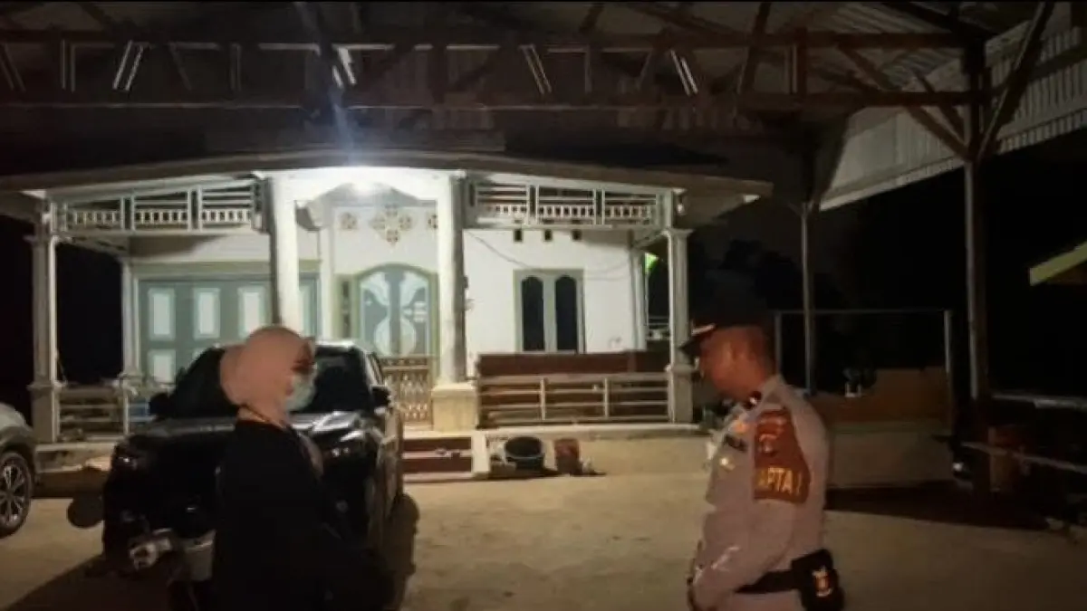 TIBA DI RUMAH: Personel Polres KTT mengawal Marni yang meminta kawal pulang ke rumah melalui 110.(FOTO: DOK POLRES KTT)