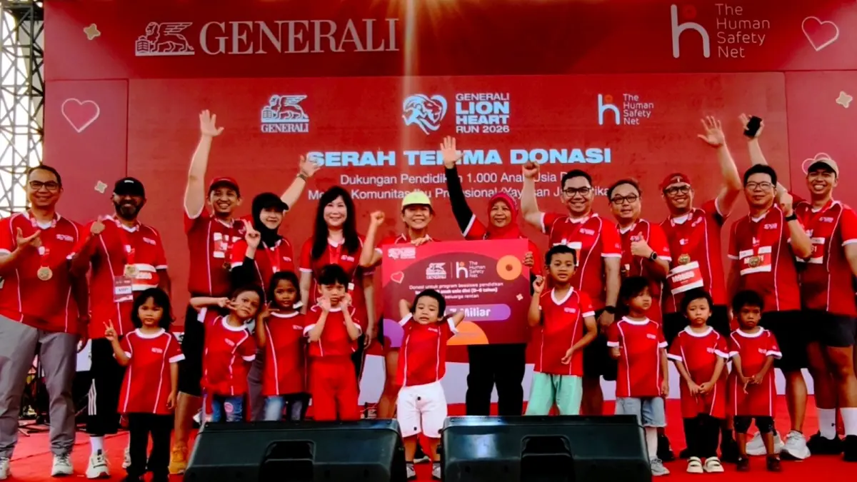 Bank Raya bersama Generali dan para peserta Generali Lion Heart Run 2026 menyerahkan donasi untuk mendukung pendidikan dan pendampingan 1.000 anak usia dini dari keluarga rentan di Indonesia.